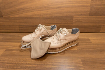 Light-colored patent leather shoes and face masks. Zapatos de charol color claro y tapabocas.