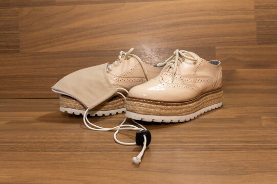 Light-colored patent leather shoes and face masks. Zapatos de charol color claro y tapabocas.