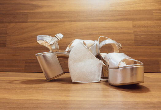 Silver patent leather shoes for women and face masks. Zapatos de charol plateados de mujer y tapabocas.
