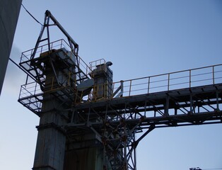 Fototapeta na wymiar 港町の工業地帯