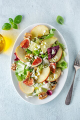Salad with figs and cheese