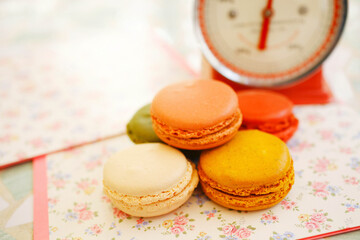 マカロンと赤色スケール