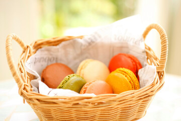 バスケットに入ったマカロン