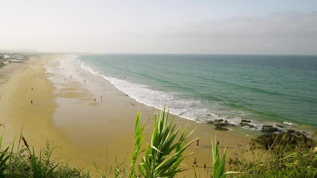Playa llana y grande vista desde arriba en Conil, C&aacute;diz, Andaluc&iacute;a, Espa&ntilde;a.  Paya de los Bateles y Playa de la Fontanilla, costa de la luz oc&eacute;ano Atl&aacute;ntico.