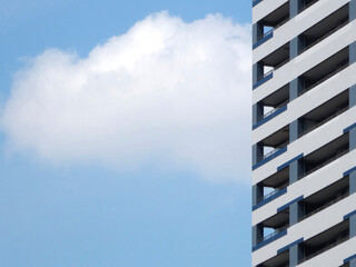 マンションと青空