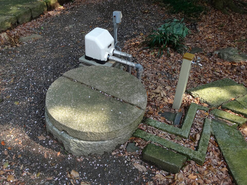 井戸と汲み上げポンプ