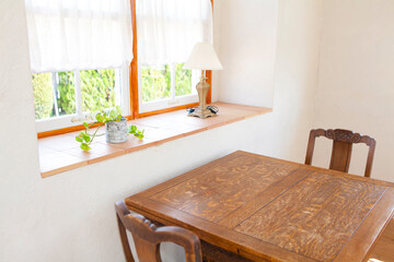 窓際に置かれたテーブル