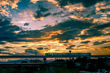 立日橋と夕暮れの秋空（立川市）