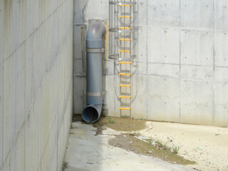 防災用の人工貯水池の排水パイプ