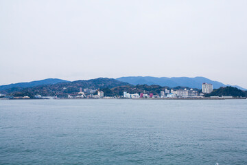 Fototapeta premium 鳥羽市営定期船から見た鳥羽市街