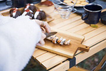 レーズンバターをナイフで切る女性の手元