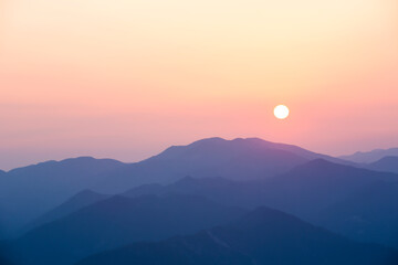 玉置神社から見た山々の夕景 © Paylessimages