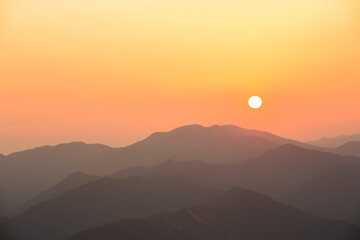 玉置神社から見た山々の夕景 © Paylessimages
