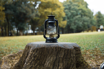 切り株に置かれたランタン © studio I.M.S
