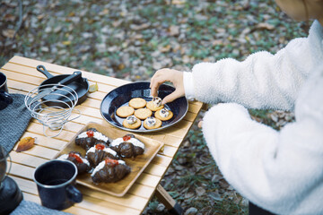 キャンプ場でランチする女性たちのイメージ写真