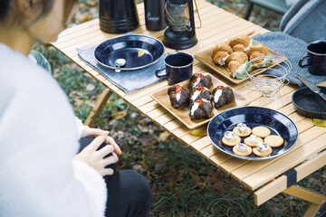 キャンプ場でランチする女性たちのイメージ写真