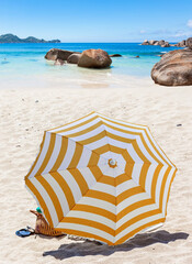 Parasol sur plage des Seychelles  © Unclesam