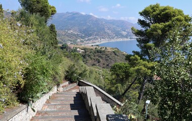 Taormina - Scorcio panoramico dal sentiero per Isola Bella
