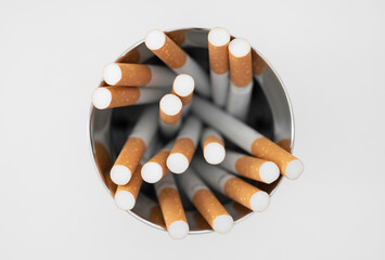 Zigaretten im Metallbecher