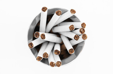 Zigaretten im Metallbecher