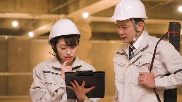 建設現場で進捗をチェックするビジネスウーマン