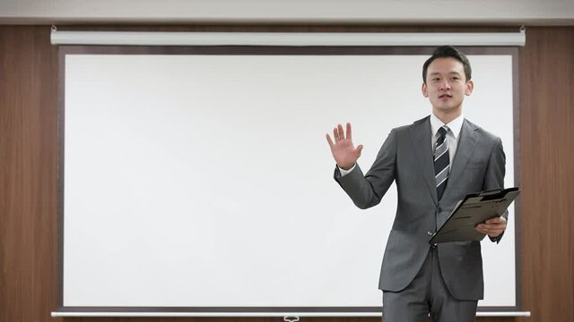 プレゼンテーションをするビジネスマン