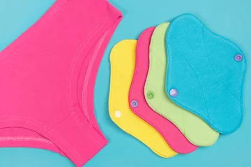 Draagtas Eco reusable menstrual pads and underpants on blue background. Health care and zero-waste, no plastic concept. Top view Flat lay Close-up © IRINA