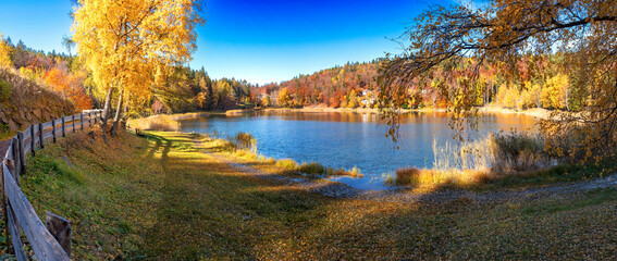 Lago alpino di Santa Colomba a 1200 metri in Trentino