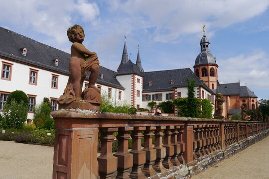 Putte und Balustrade Kloster und Konventgarten in Seligenstadt mit Einhard-Basilika St. Marcellinus und Petrus