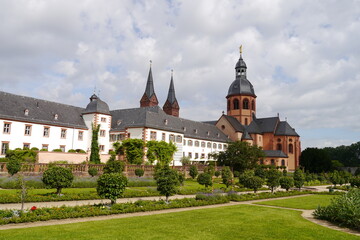 Fototapeta na wymiar Kloster und Konventgarten in Seligenstadt mit Einhard-Basilika St. Marcellinus und Petrus