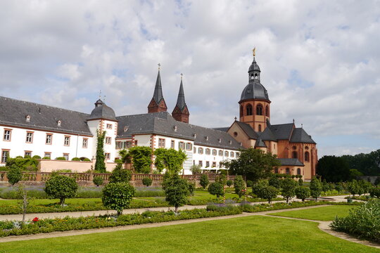 Kloster und Konventgarten in Seligenstadt mit Einhard-Basilika St. Marcellinus und Petrus