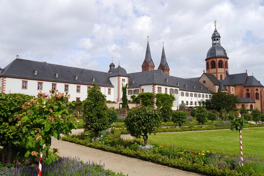Konventgarten mit Basilika in Seligenstadt in Hessen