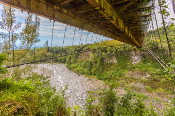 Dessous du vieux pont suspendu de la rivière de l’Est, île de la Réunion 