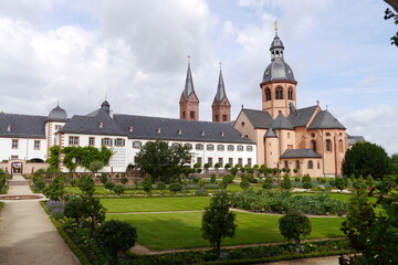 Fototapeta na wymiar Konventgarten mit Basilika und Abtei in Seligenstadt in Hessen am Main