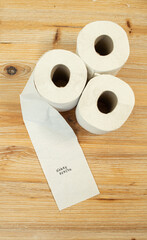 Toilettenpapier auf Holztisch mit Statement auf deutsch zu Berliner Entscheidung Entschluss