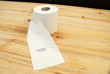Toilettenpapier auf Holztisch mit Statement auf deutsch zu Berliner Entscheidung Entschluss