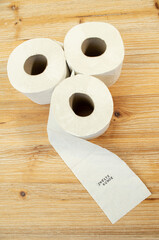 Toilettenpapier auf Holztisch mit Statement auf deutsch zu Berliner Entscheidung Entschluss