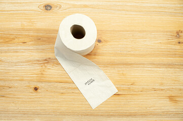 Toilettenpapier auf Holztisch mit Statement auf deutsch zu Berliner Entscheidung Entschluss