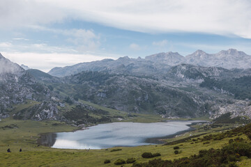 Fototapeta na wymiar Lake in the middle of the peaks of Europe with people visiting during the pandemic