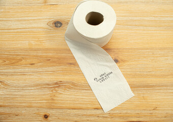 Toilettenpapier auf Holztisch mit Statement auf deutsch zu Berliner Entscheidung Entschluss
