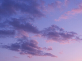 Fototapeta na wymiar パステル色の空に浮かぶ雲