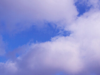 パステル色の空に浮かぶ雲