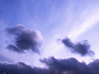 パステル色の空に浮かぶ雲