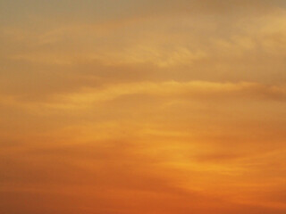 沈む夕日に映える空