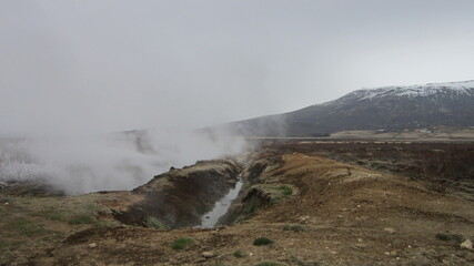 Fototapeta na wymiar The dramatic Icelandic landscapes with volcanoes, snow, geysers, waterfalls and hot springs