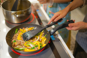 挽き肉とパプリカを使った料理風景