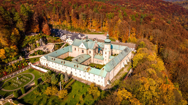 Klasztor karmelit&oacute;w bosych w Czernej, sanktuarium Matki Bożej Szkaplerznej z lotu ptaka jesienią