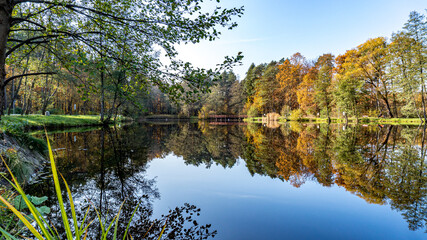 Tęczyński Park Krajobrazowy - Staw Wroński jesienią w Małopolsce, Polska