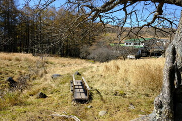 野原にある小さな橋