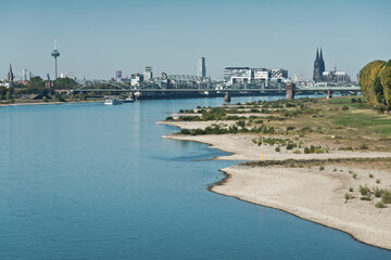 Blick über den Rhein auf die Skyline von Köln